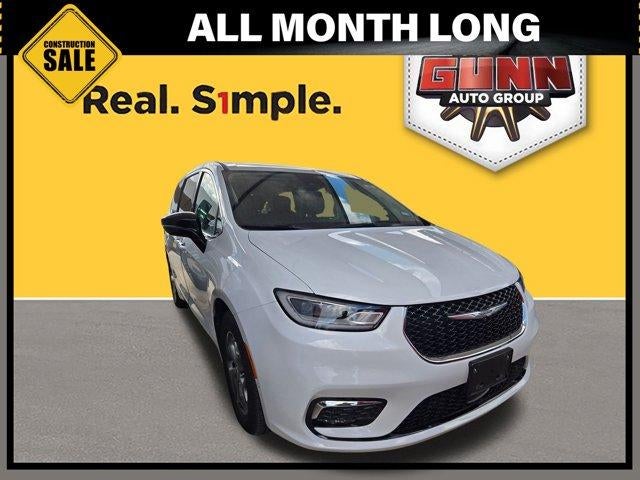 2024 Chrysler Pacifica Limited's photo