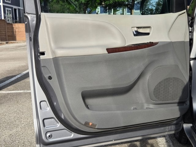2013 Toyota Sienna 5dr 8-Pass Van V6 XLE FWD