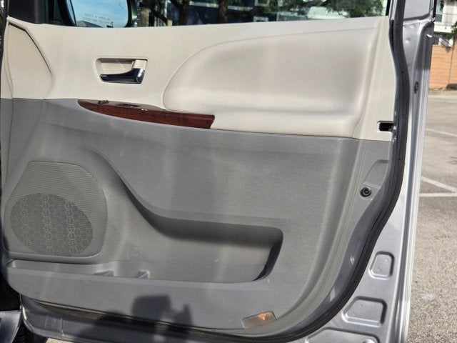 2013 Toyota Sienna 5dr 8-Pass Van V6 XLE FWD