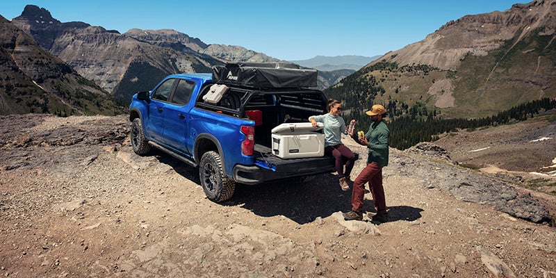 Couple enjoying their meal on a hike with their 2025 Chevrolet Silverado 1500 - Gunn Chevrolet in Selma TX